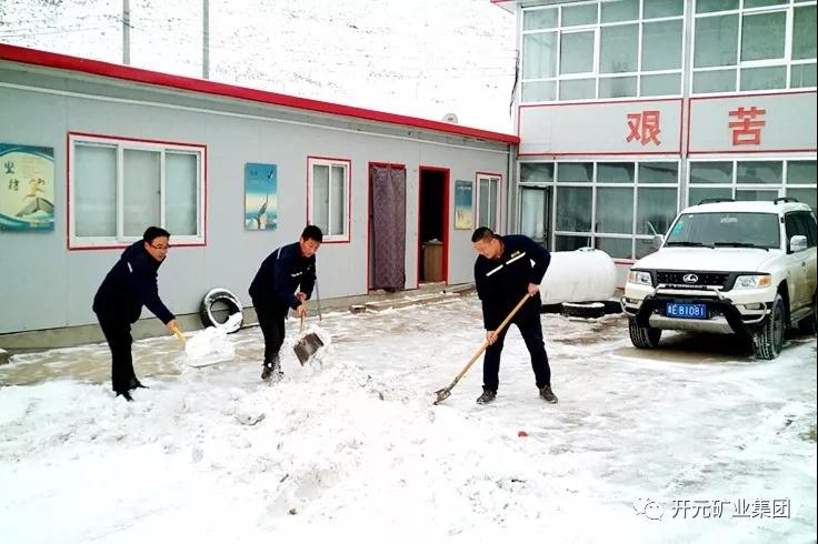 人間四月芳菲盡，山中春雪還復來(lái)